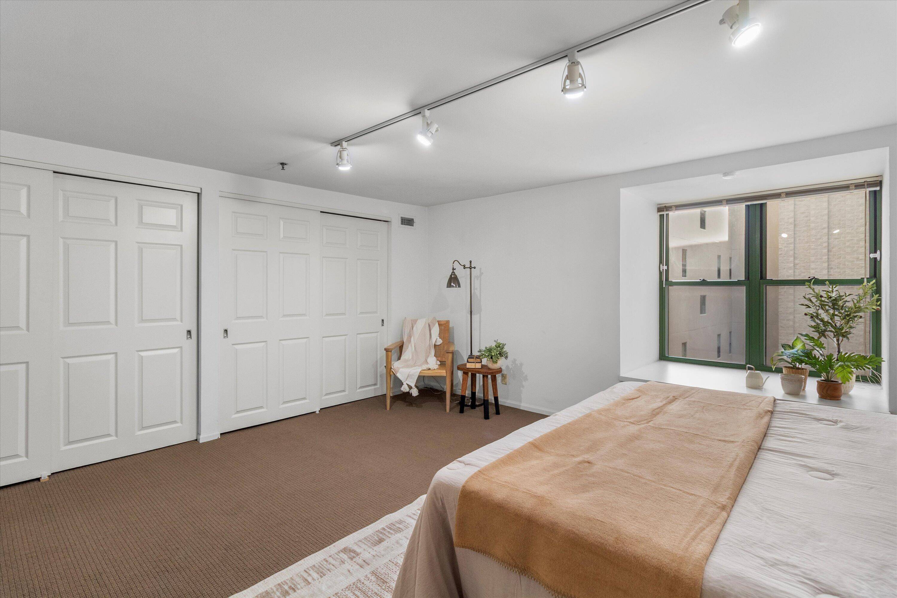 Milwaukee, WI 53202,270 E Highland Ave Unit 616