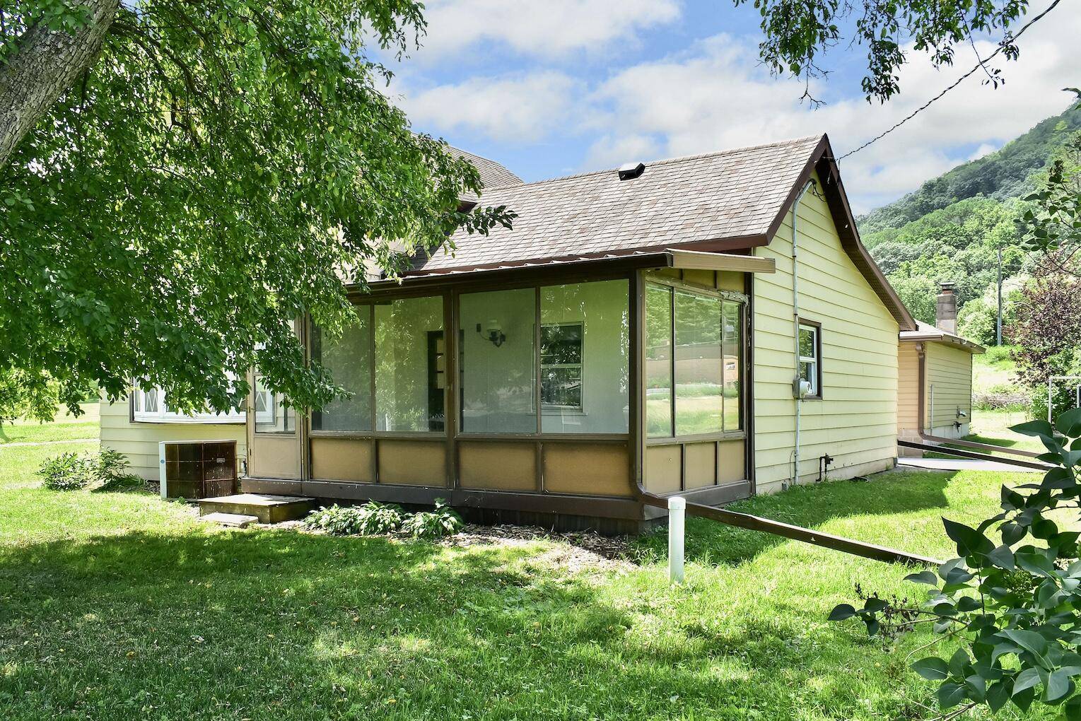 Dakota, MN 55925,1240 Browns Ln