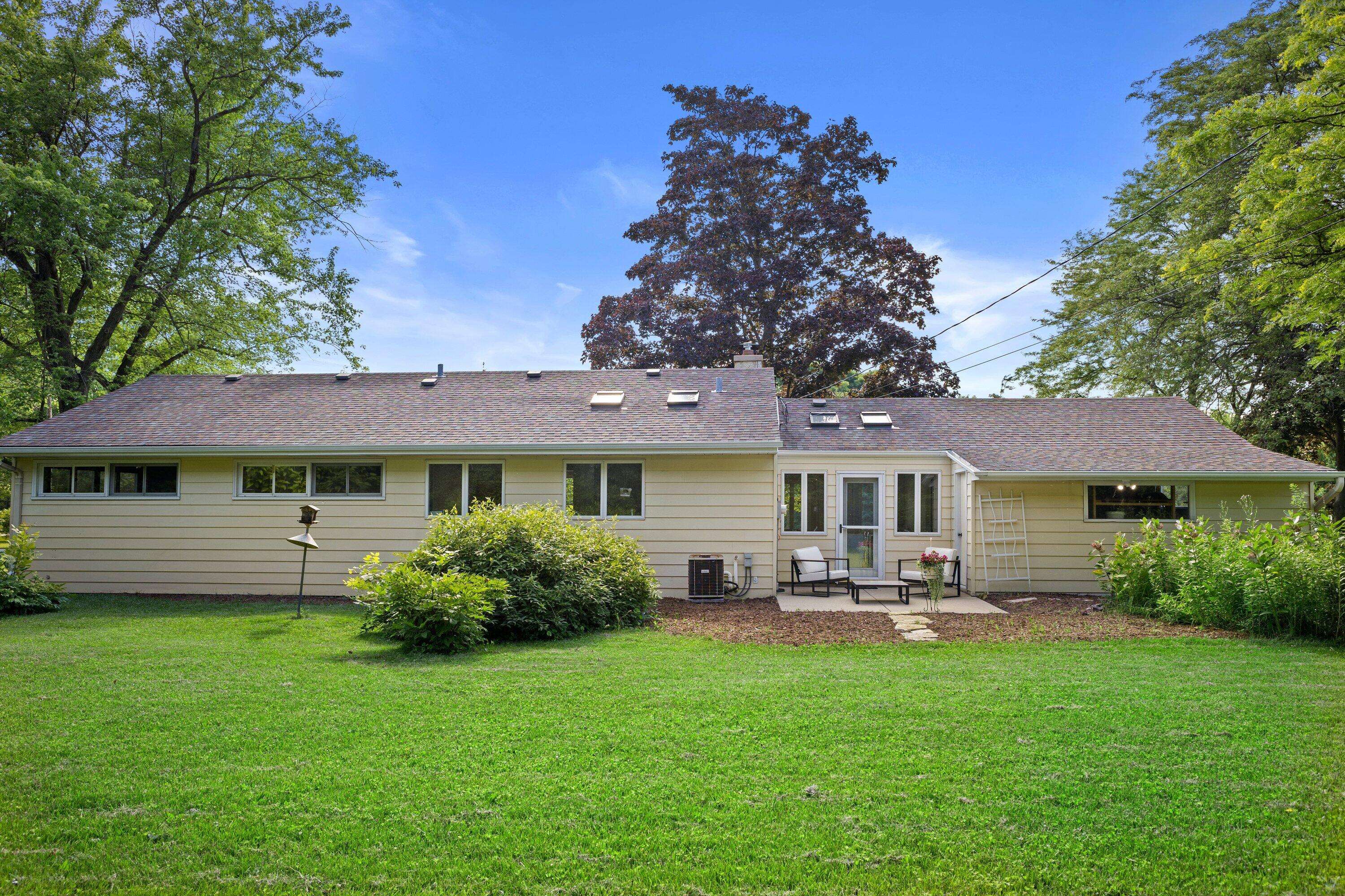 Bayside, WI 53217,9122 N Lake Dr