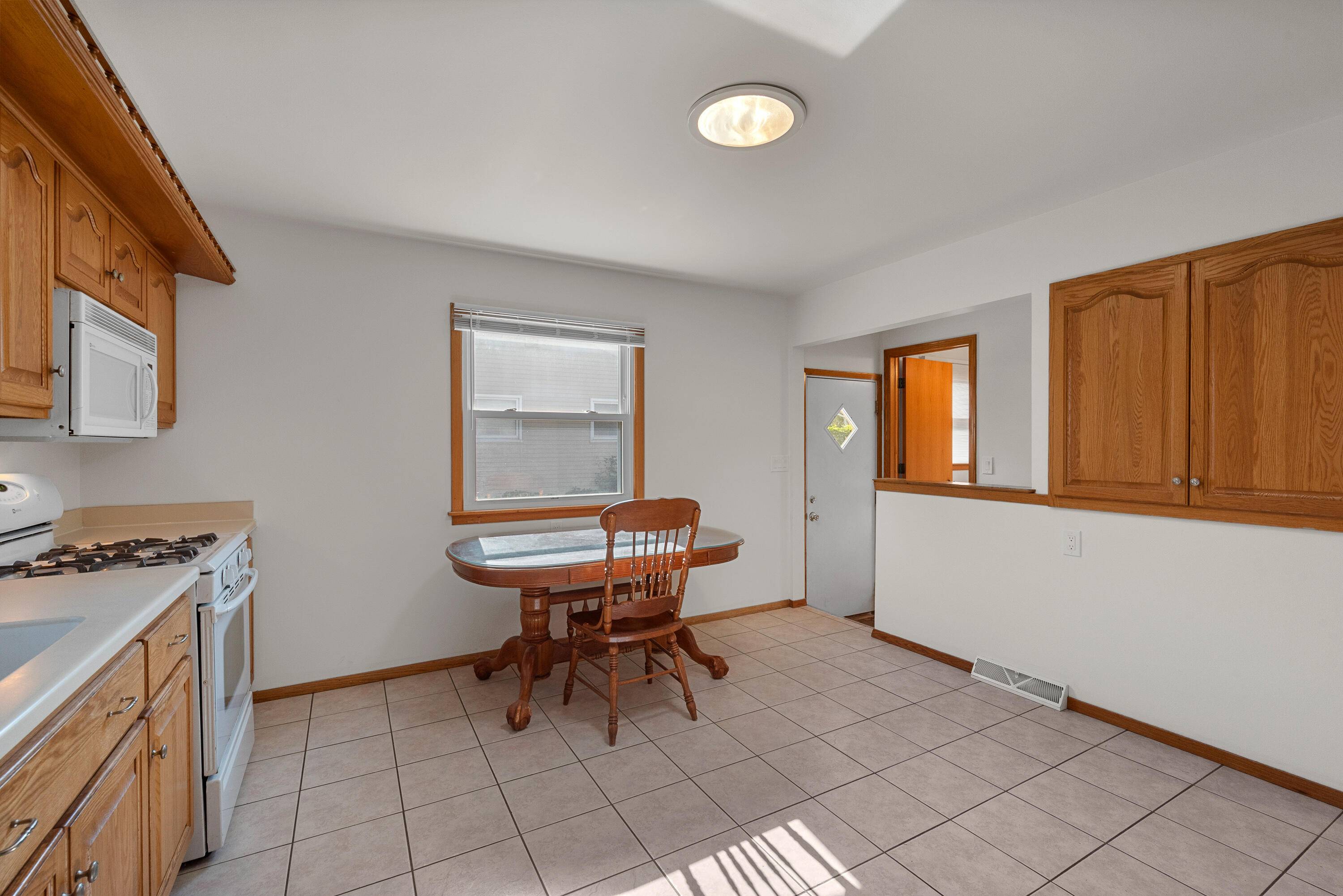Milwaukee, WI 53224,9313 W Clovernook St