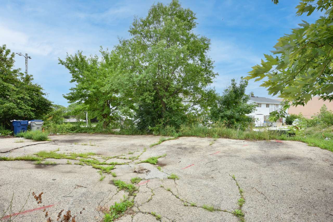 Milwaukee, WI 53224,8545 W Greenbrook Dr