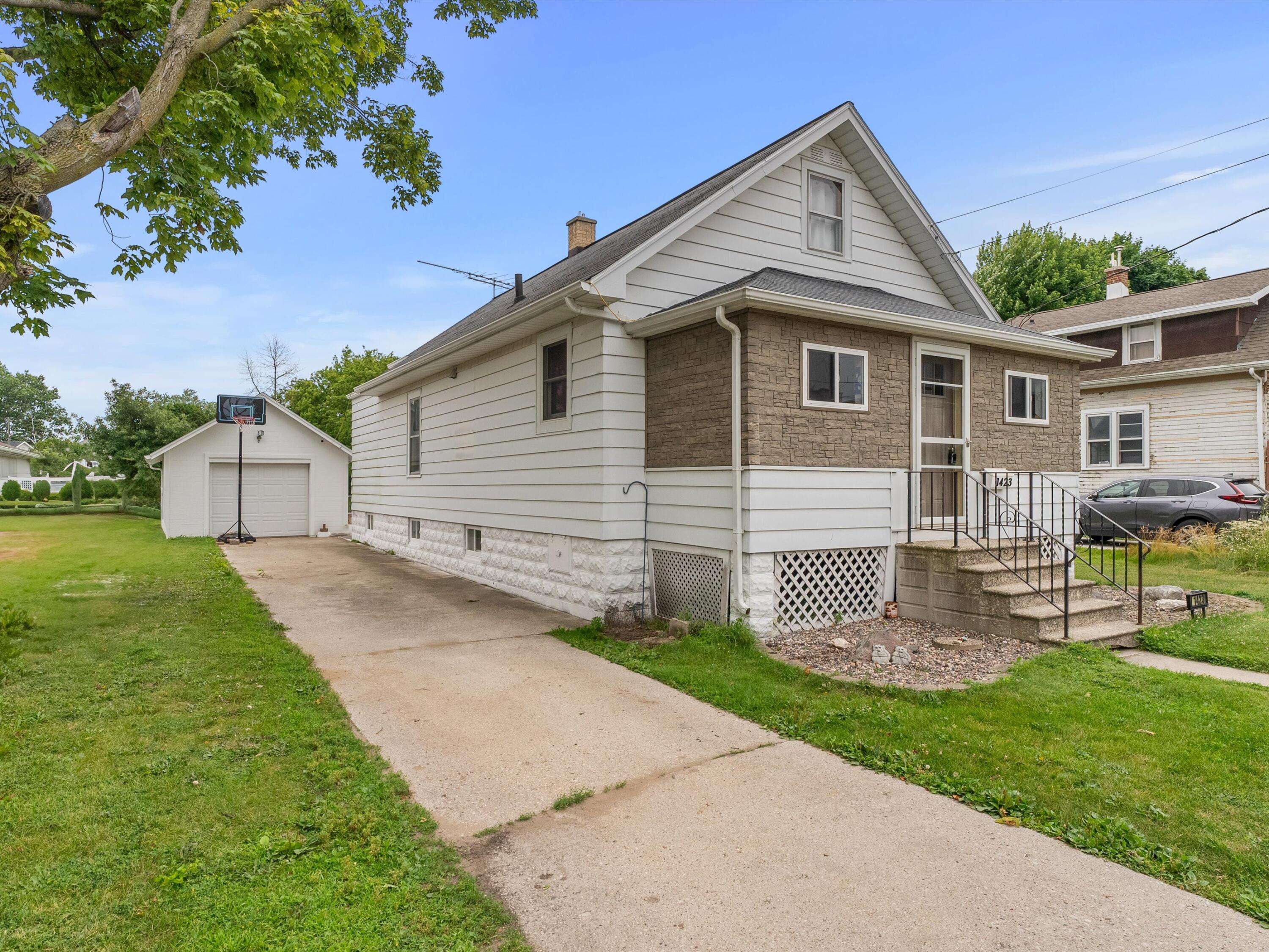 Two Rivers, WI 54241,1423 Glenwood St