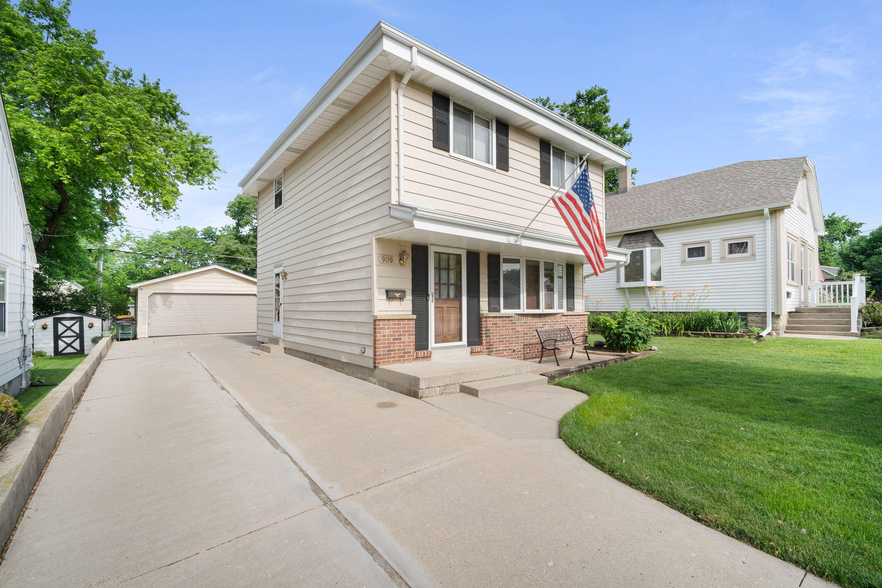West Allis, WI 53214,909 S 110th St
