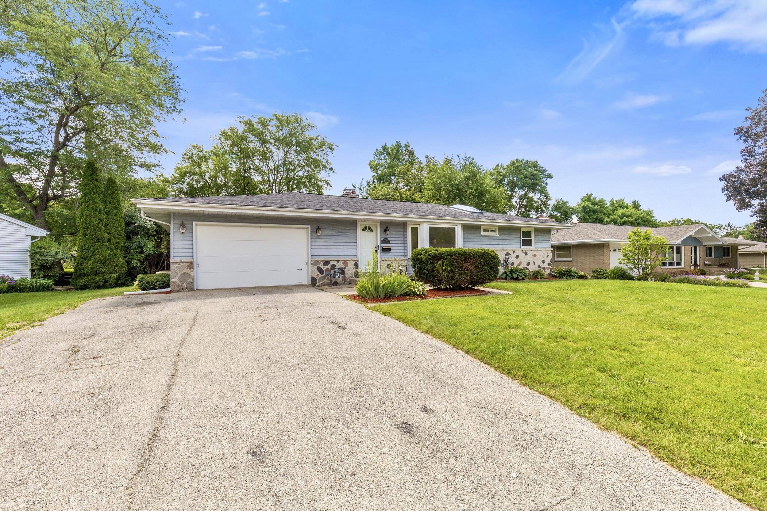 Greendale, WI 53129,5571 Lakeview Dr