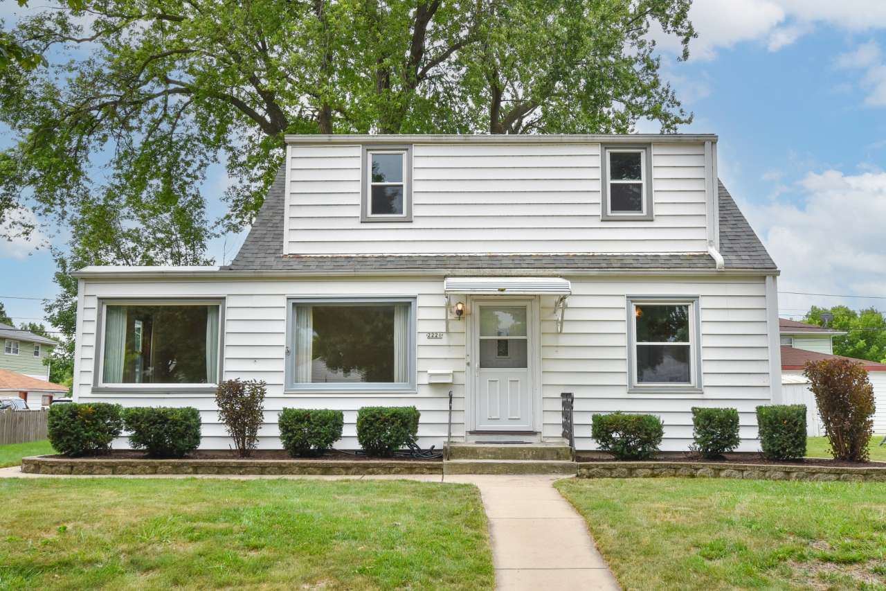 Milwaukee, WI 53221,2221 W Howard Ave