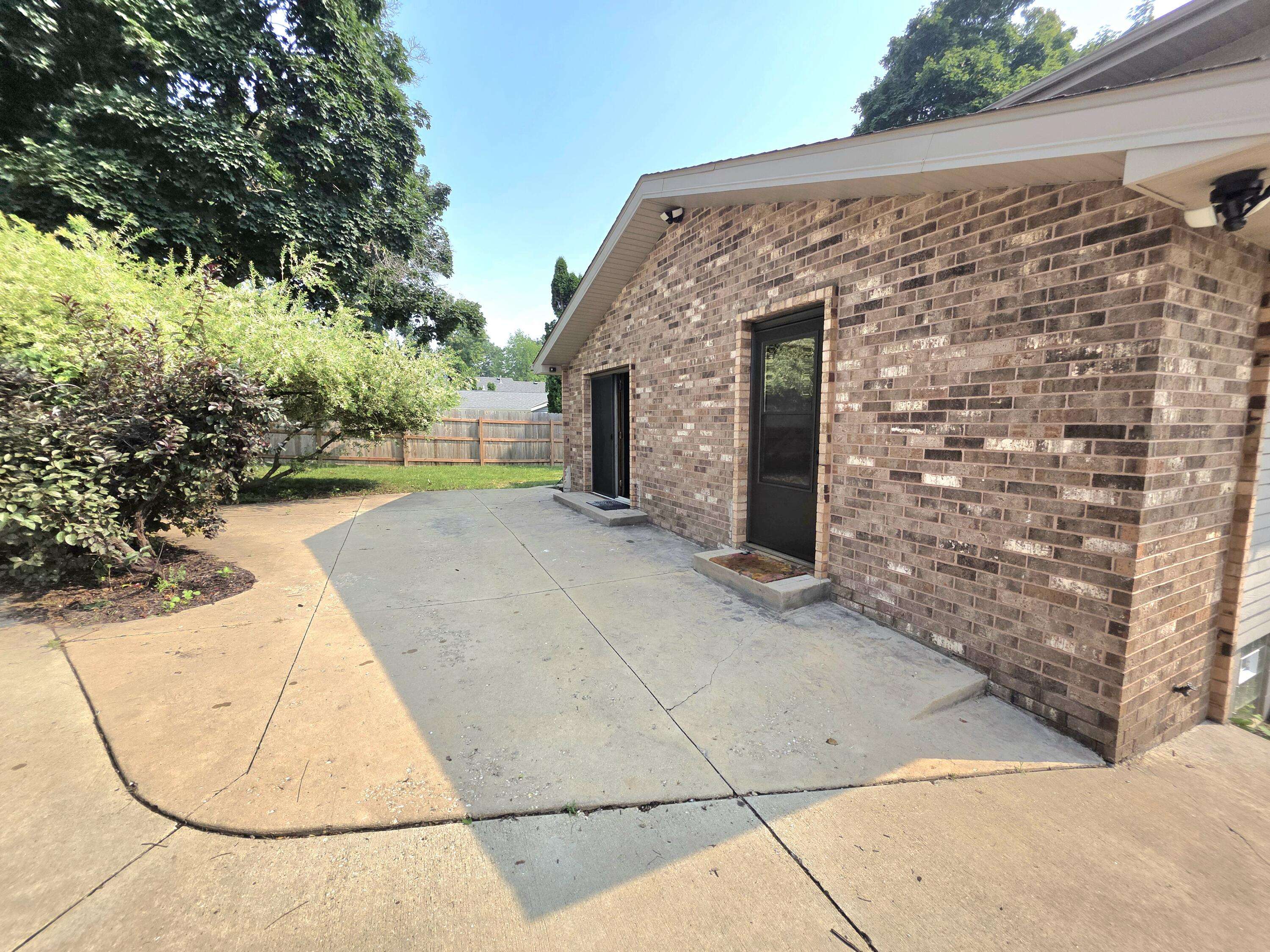West Allis, WI 53227,2459 S 92nd St
