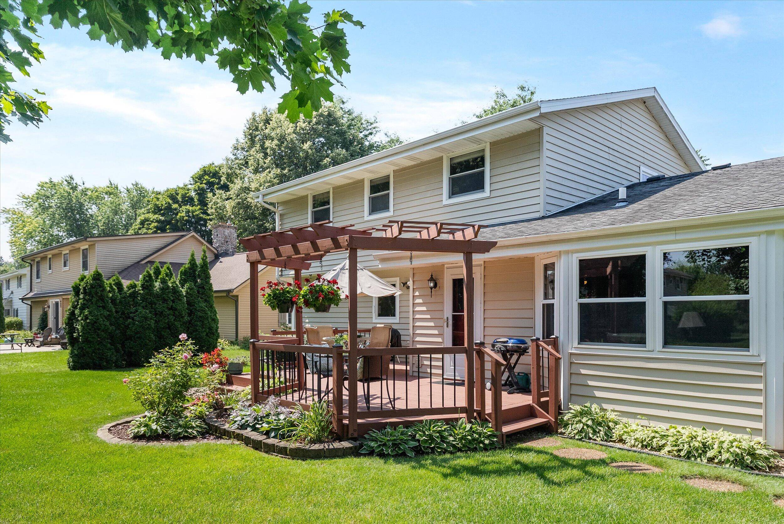 Pewaukee, WI 53186,W223N2276 Meadowood Ln