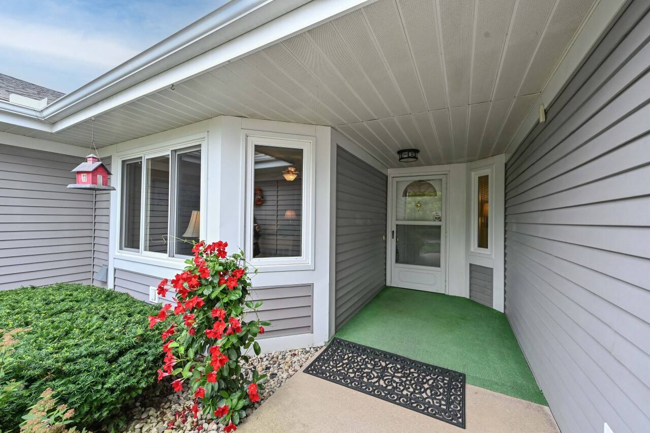 Mequon, WI 53092,7213 W Mequon Square Dr