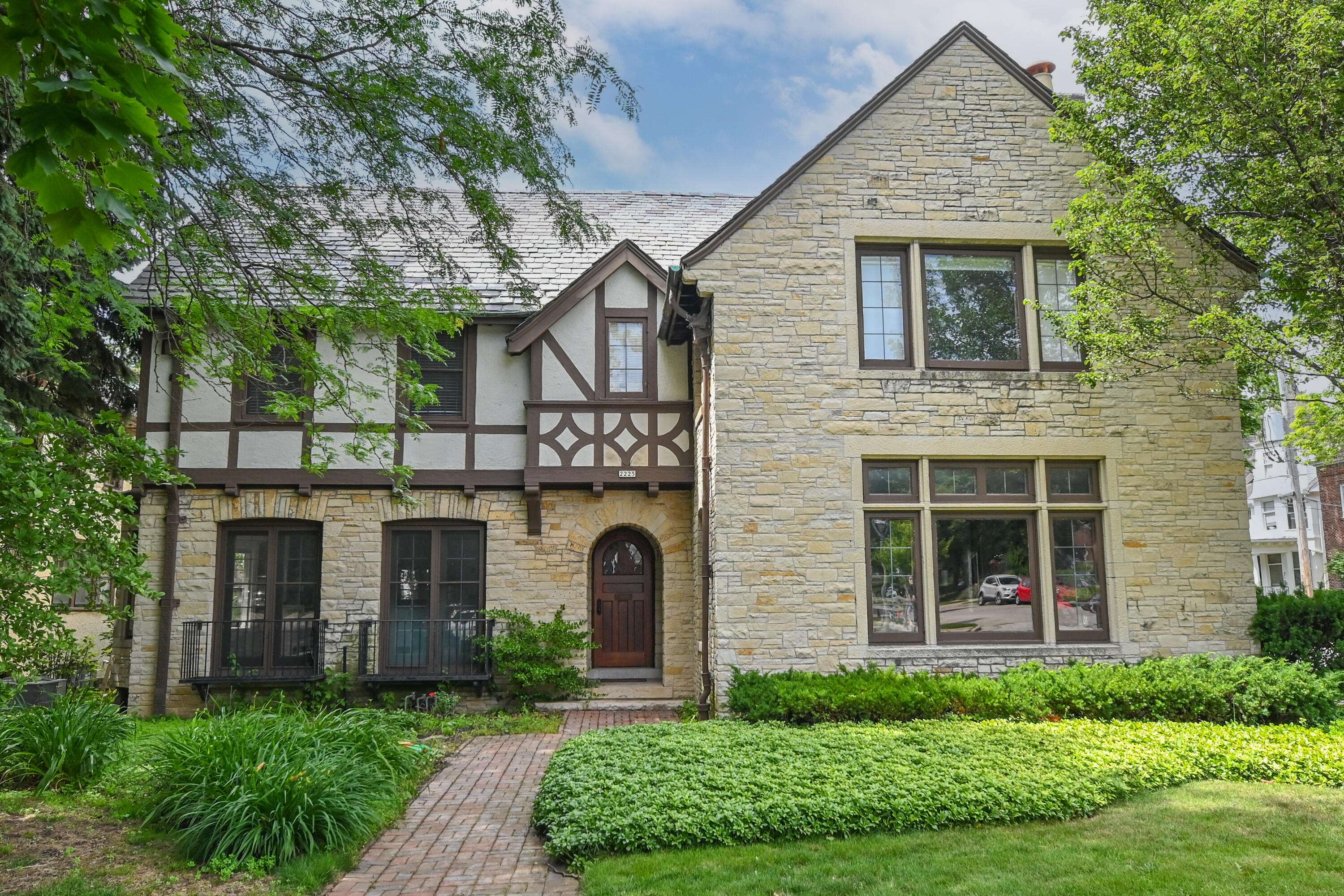 Milwaukee, WI 53202,2225 N Lake Dr