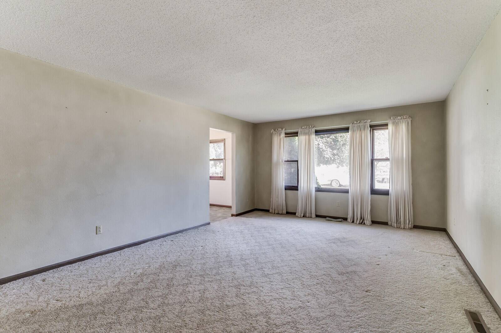 La Crescent, MN 55947,906 Redwood St E