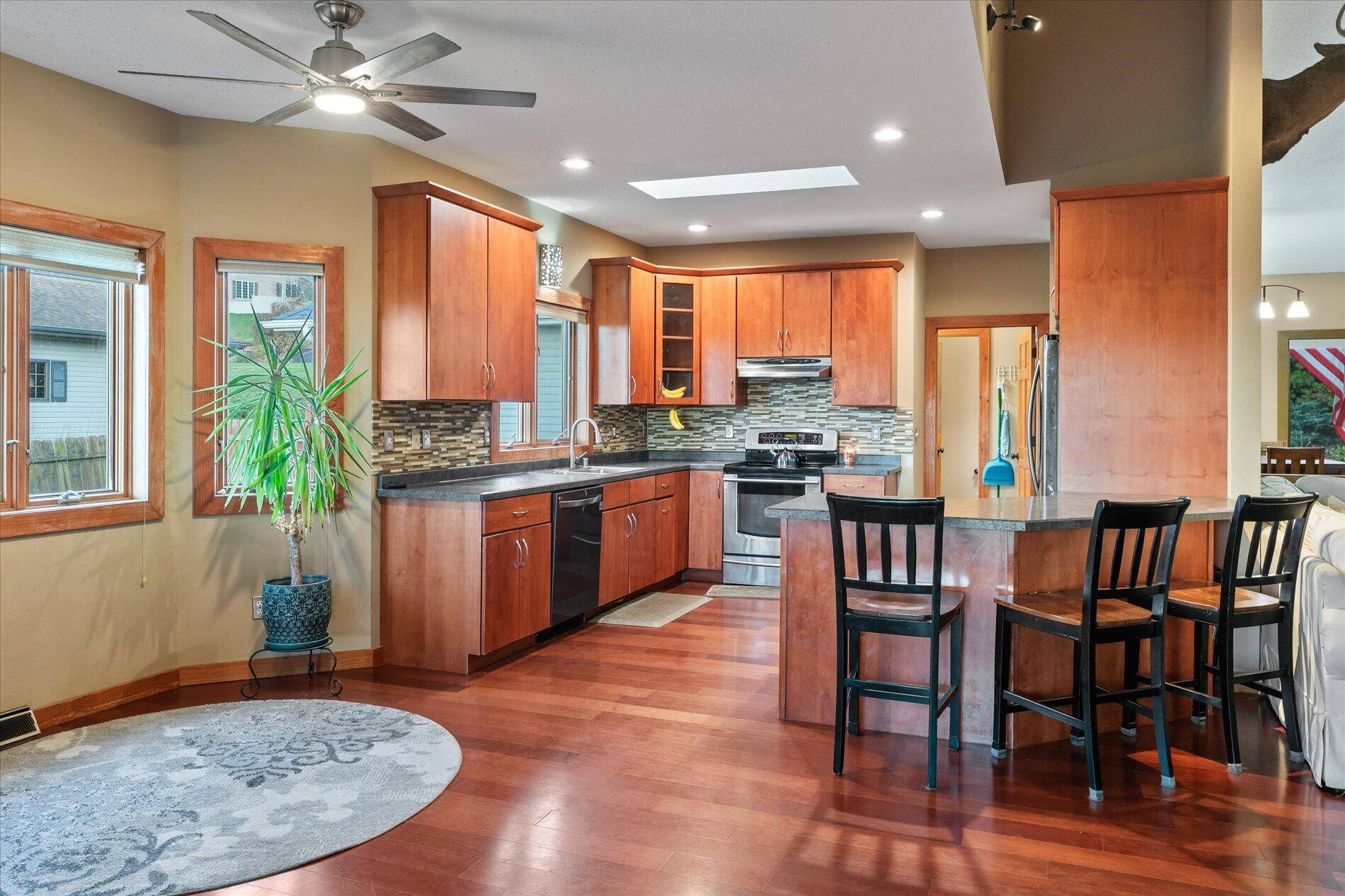 La Crescent, MN 55947,726 4th St N