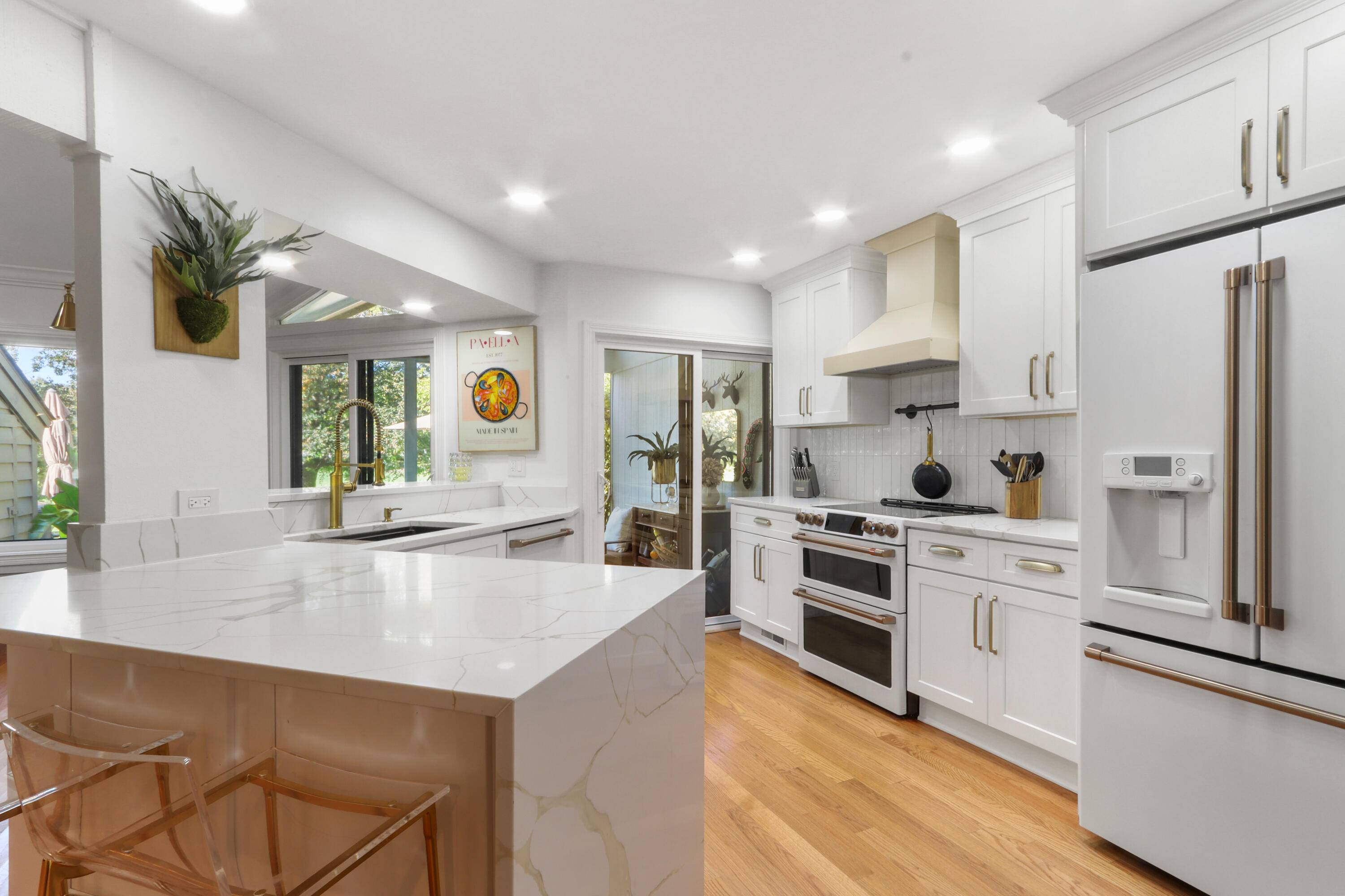 Fontana, WI 53125,963 Duck Pond Rd