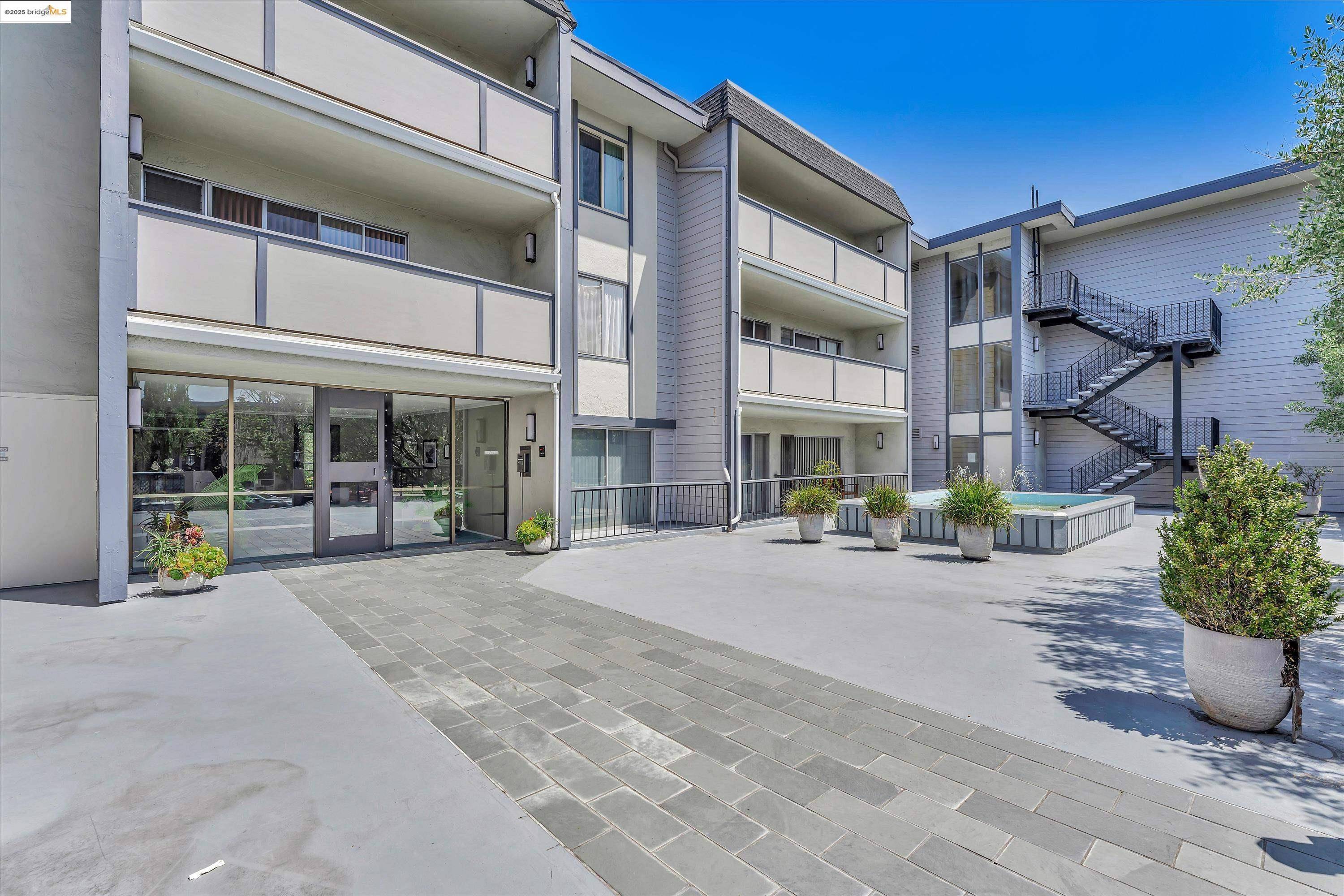 Oakland, CA 94611,567 Oakland Ave #104