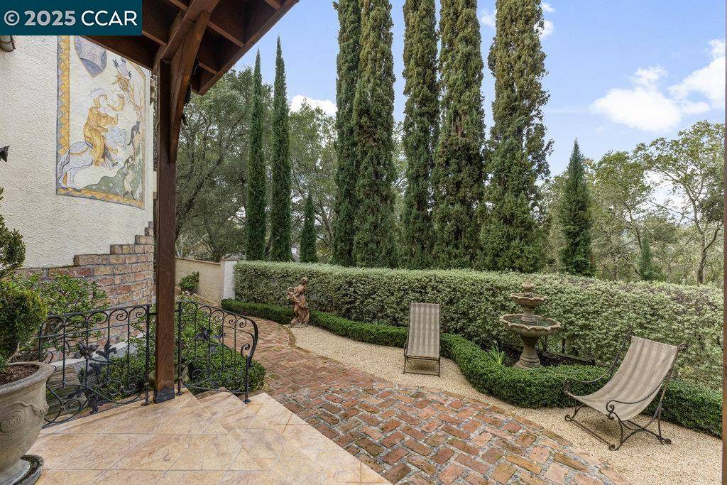 Orinda, CA 94563,24 Moraga Via