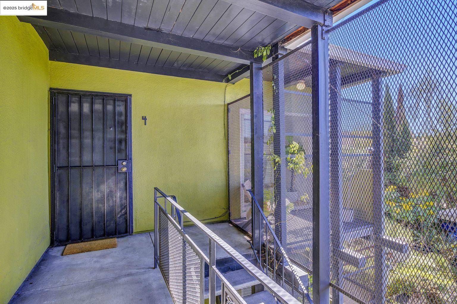 Berkeley, CA 94710,2327 10Th St #4