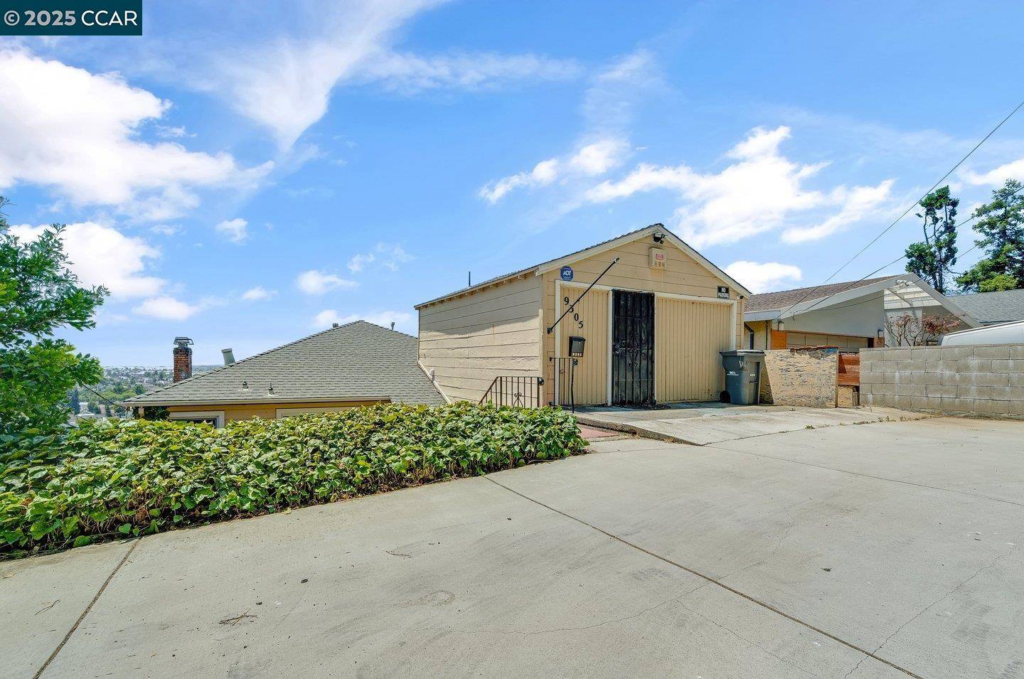 Oakland, CA 94605,9305 Burr St