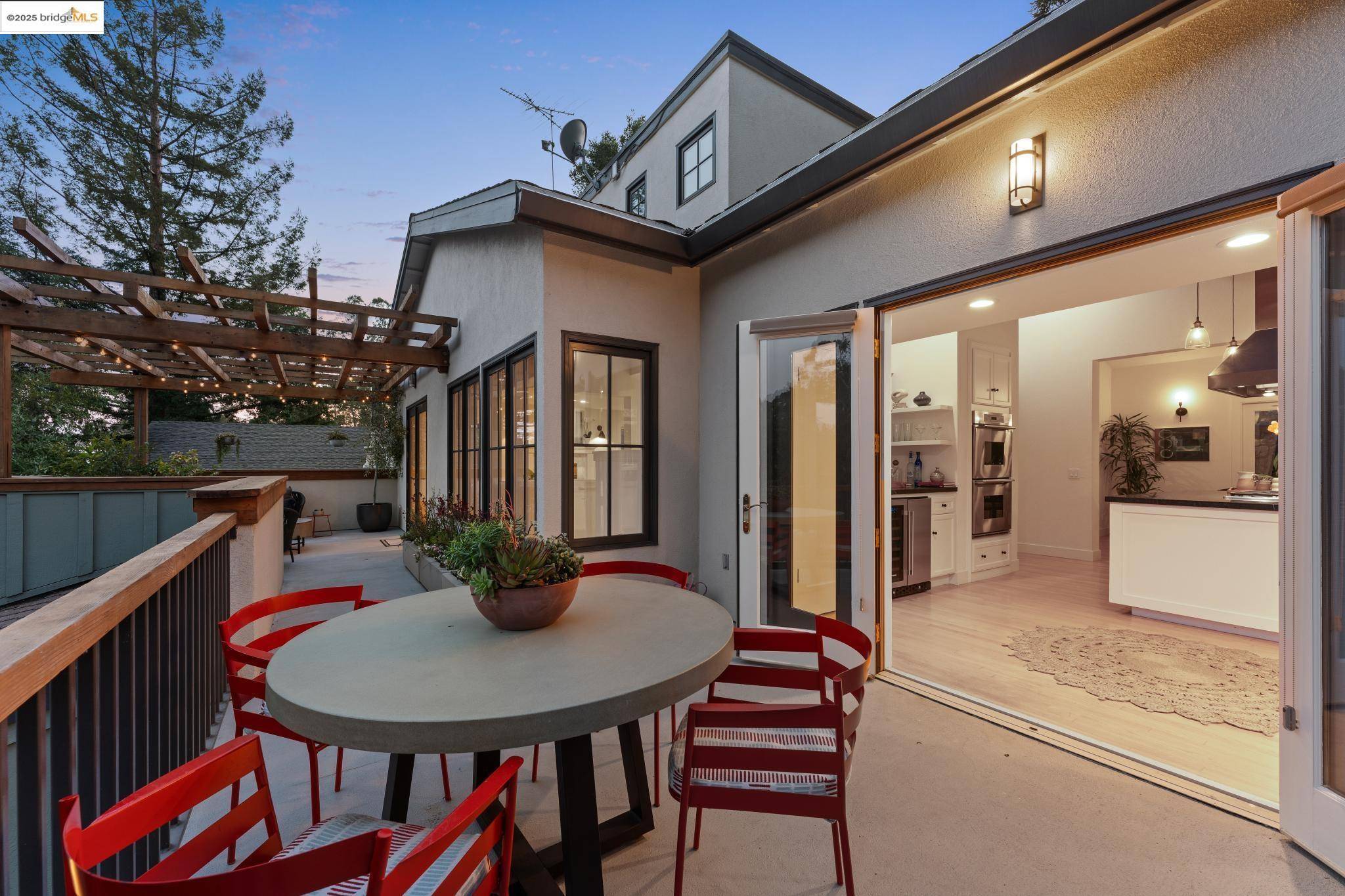 Oakland, CA 94611,6166 Valley View Rd