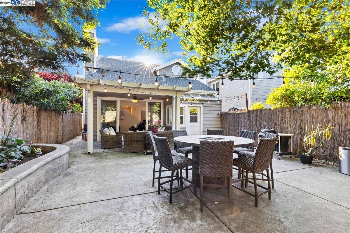 Pleasanton, CA 94588,2211 Oakland Ave