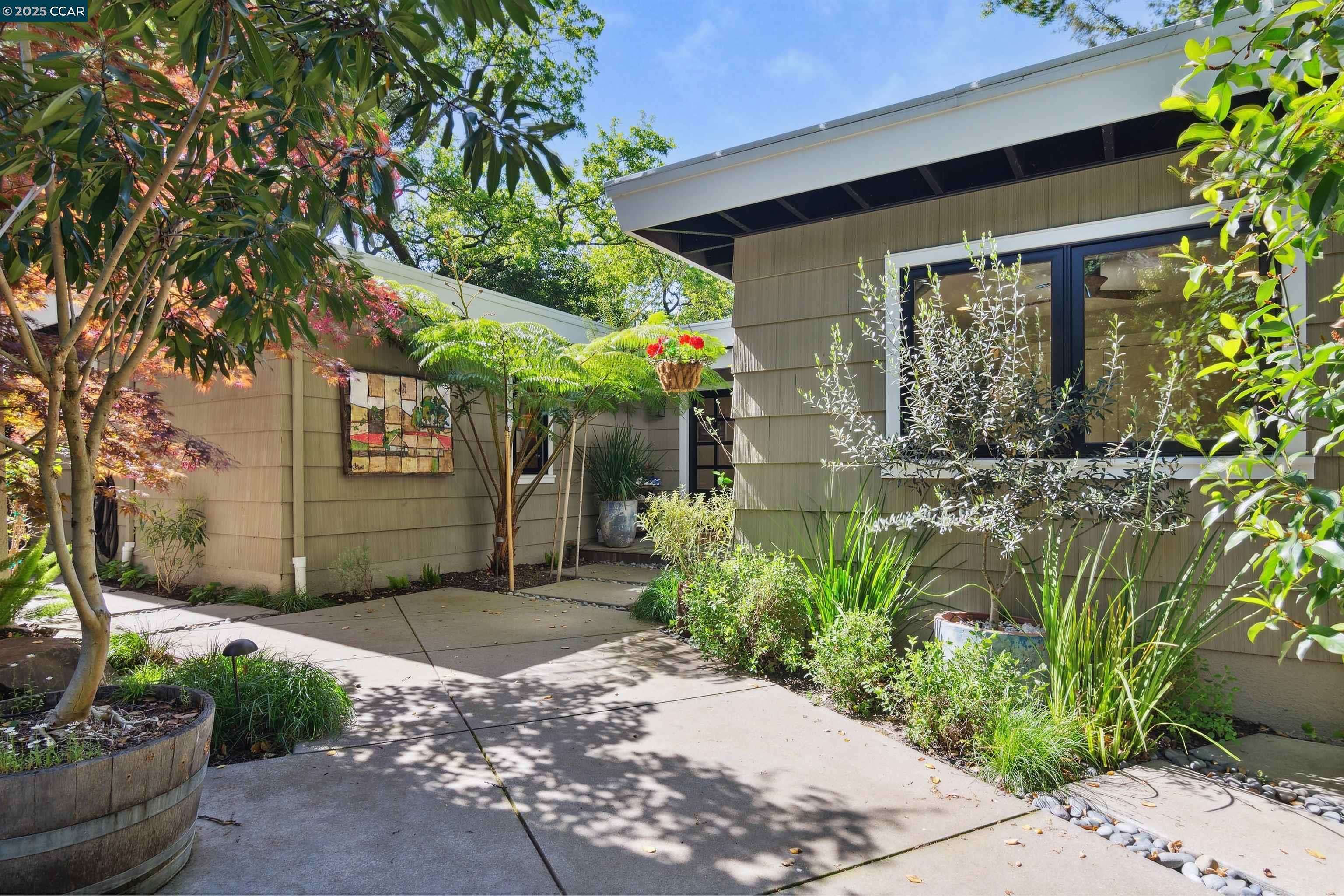 Orinda, CA 94563,20 Mira Loma Rd