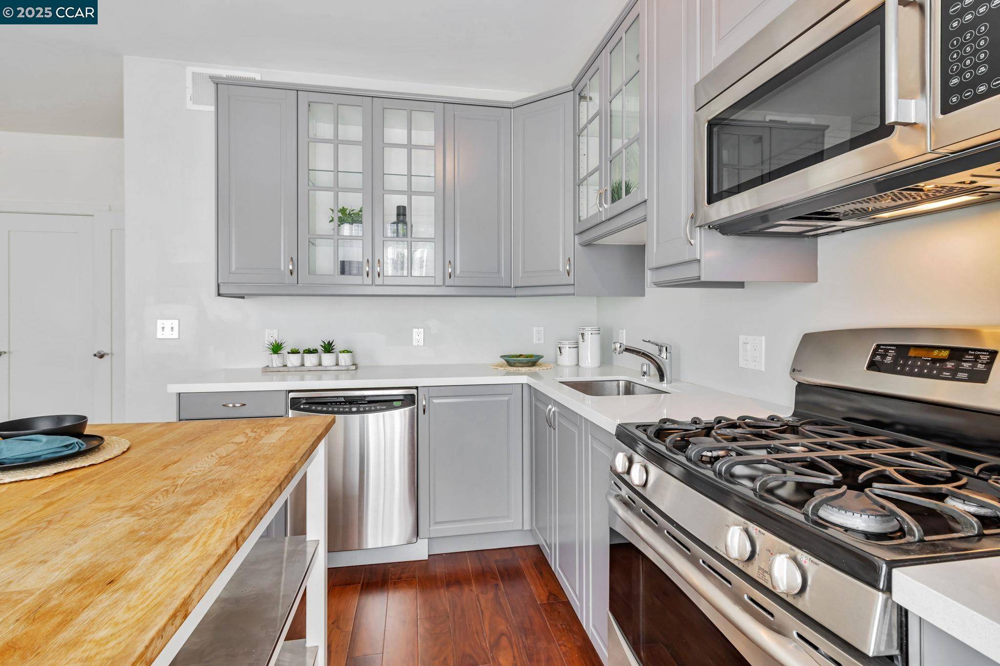 Oakland, CA 94611,4395 Piedmont Ave #P208