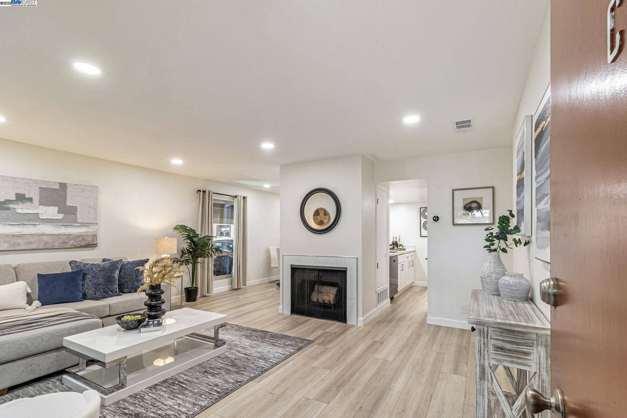 Sunnyvale, CA 94086,215 Red Oak Dr #C