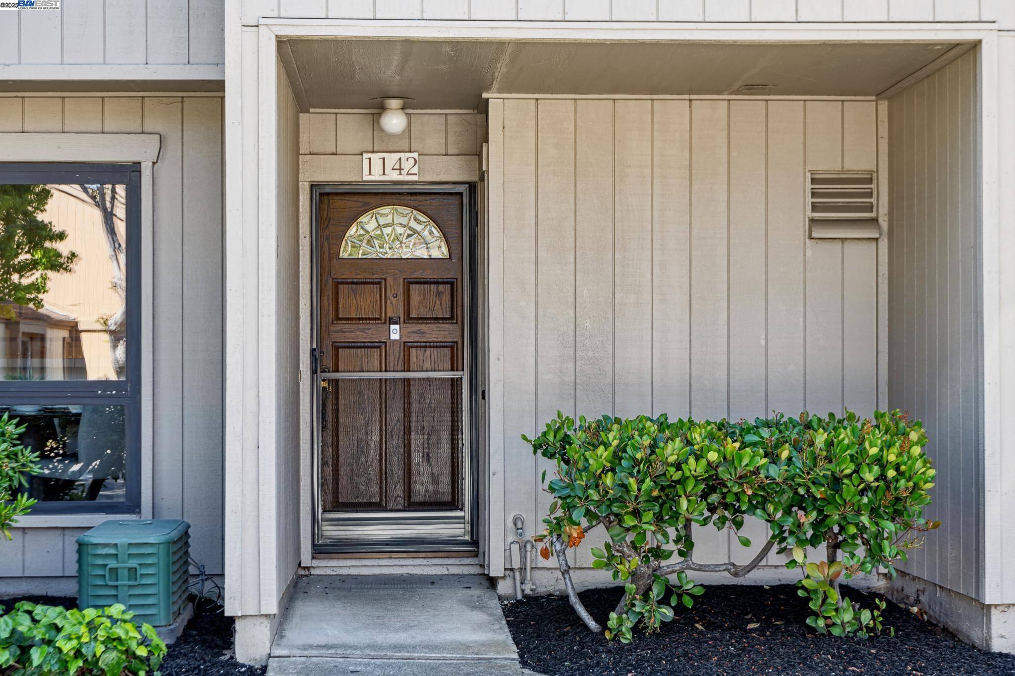 Alameda, CA 94502,1142 Holly St