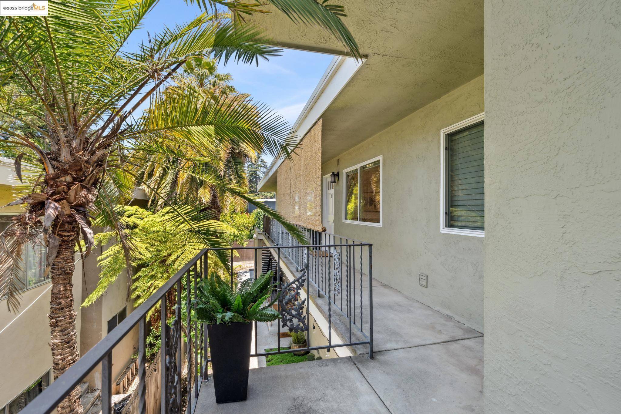 Oakland, CA 94602,2028 Damuth St #3