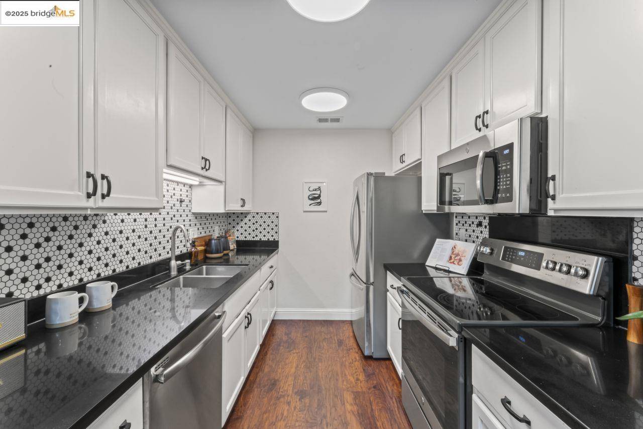 Emeryville, CA 94608,50 Emery Bay Drive