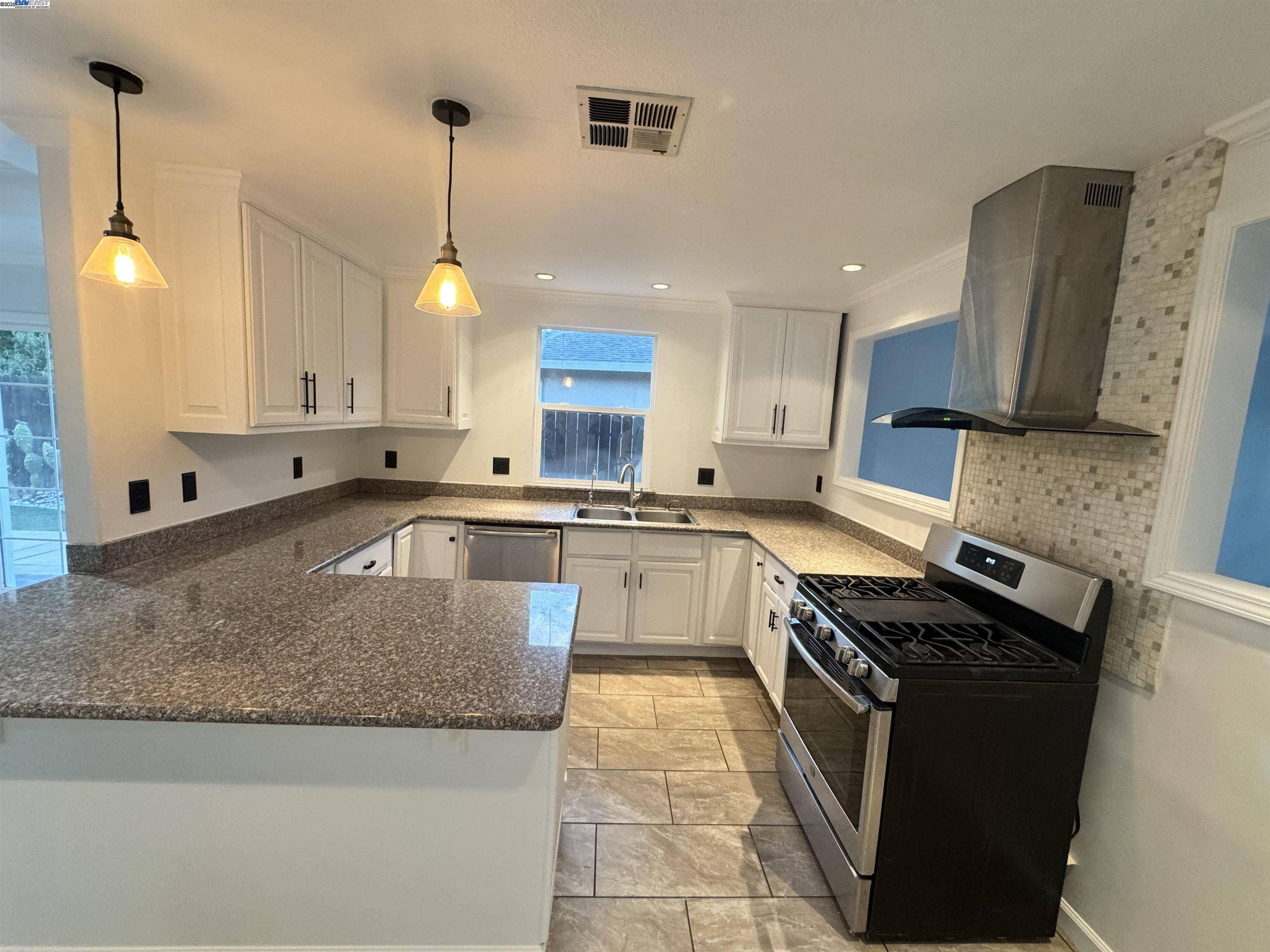 Sacramento, CA 95815,2621 Altos Ave