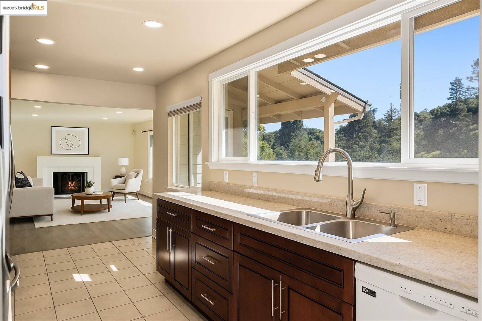 Oakland, CA 94605,9244 Golf Links RD