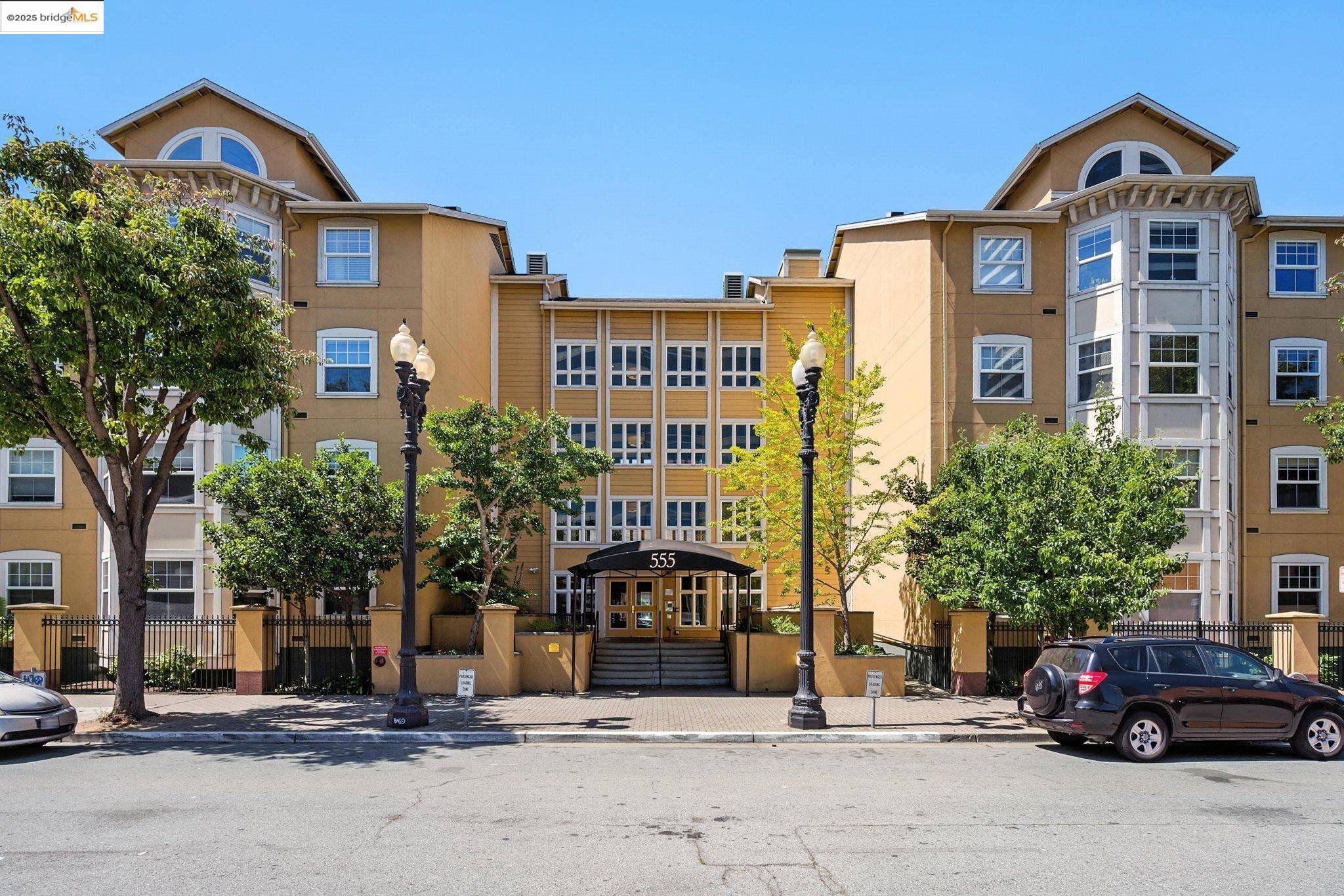 Oakland, CA 94607,555 10th Street #201