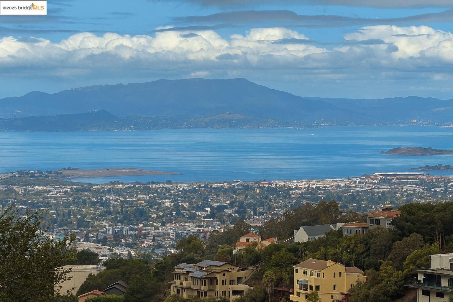 Oakland, CA 94705,7047 Devon Way