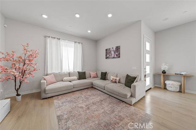 Valencia (santa Clarita), CA 91381,27218 Narrowleaf Willow Lane