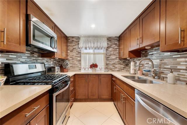 Burbank, CA 91501,557 E San Jose Avenue #7