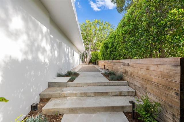 Beverly Hills, CA 90210,1046 N Hillcrest Road