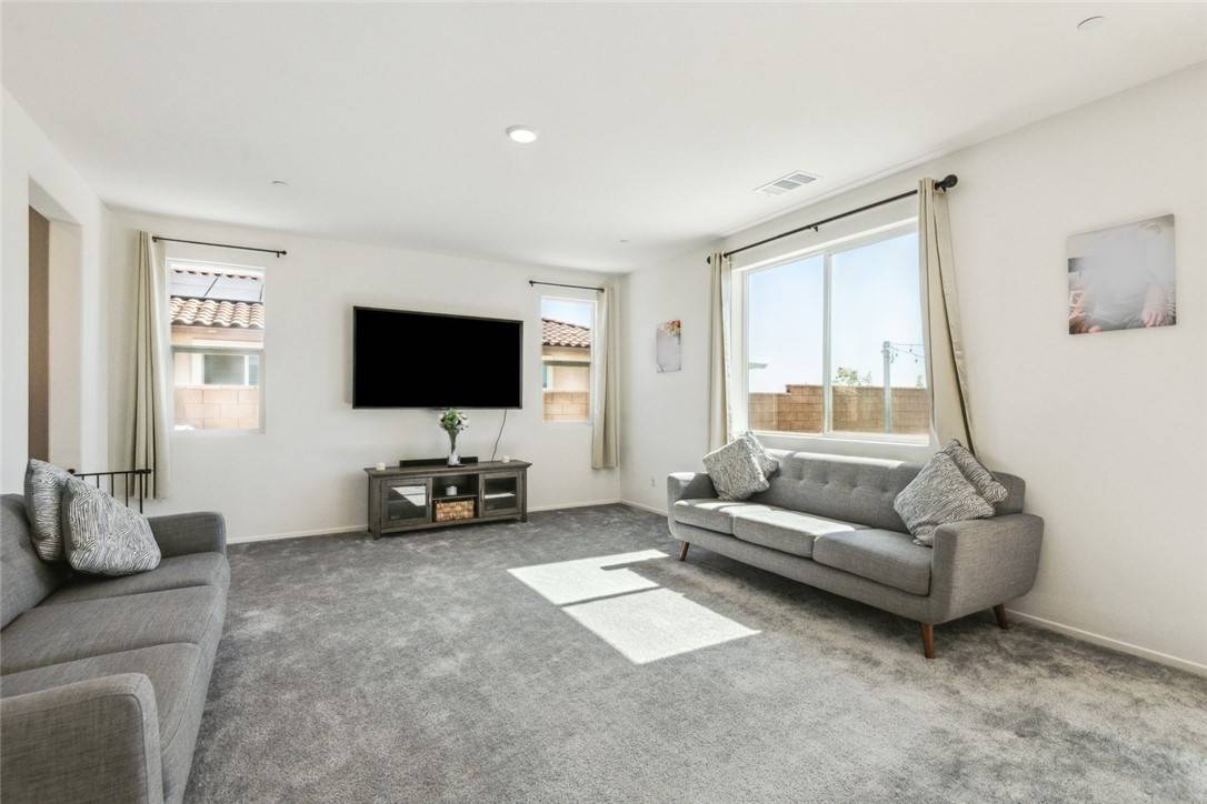 Victorville, CA 92395,13343 Macaw Place