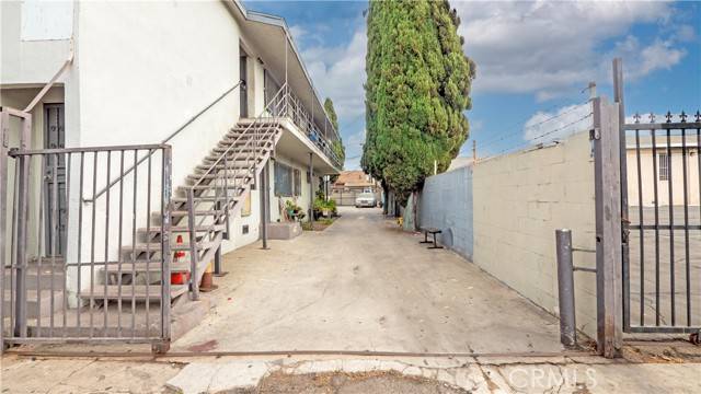 Los Angeles, CA 90011,5110 Compton Avenue