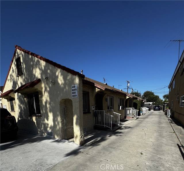 South Gate, CA 90280,8648 Chestnut Avenue