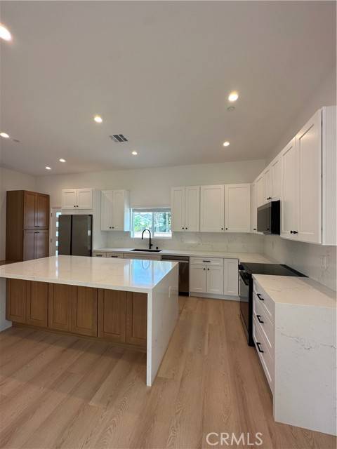 Granada Hills (los Angeles), CA 91344,15816 Kingsbury St