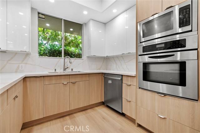 Studio City (los Angeles), CA 91604,12633 Moorpark Street #111