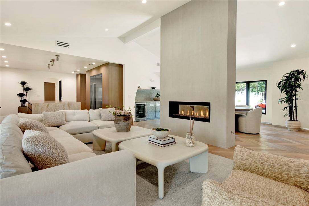 Sunland (los Angeles), CA 91040,10742 Walnut Drive