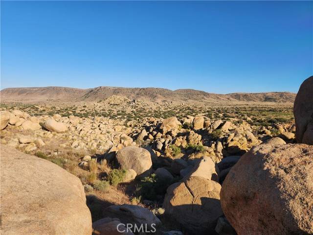 Pioneertown, CA 92268,7 Oak Drive
