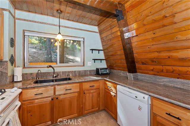 Crestline, CA 92325,24091 Lakeview Drive