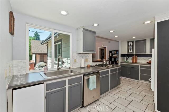 Crestline, CA 92325,22989 Pine Lane