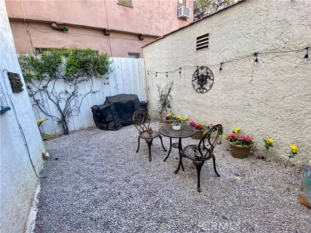 Los Angeles, CA 90036,315 S Cloverdale Avenue