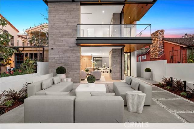 Corona Del Mar (newport Beach), CA 92625,310 Heliotrope Avenue