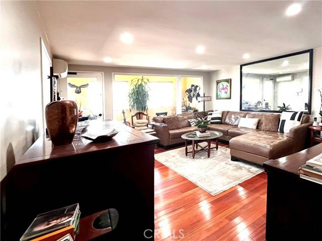 North Hollywood (los Angeles), CA 91601,10443 Magnolia Boulevard