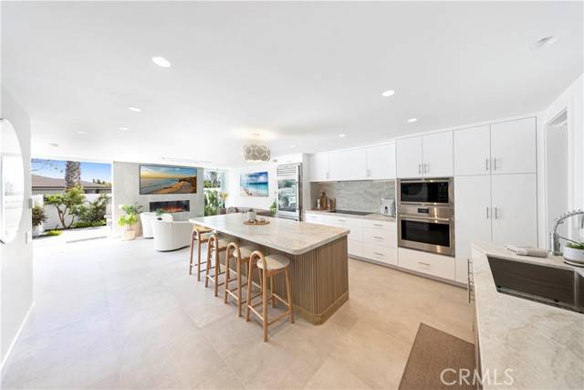Corona Del Mar (newport Beach), CA 92625,725 Avocado Avenue #115