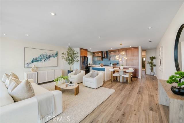 Long Beach, CA 90803,3901 E Livingston Drive #402
