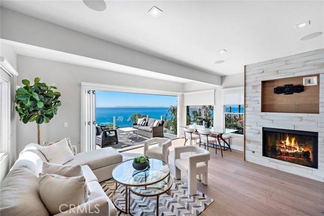 Laguna Beach, CA 92651,2482 Glenneyre Street